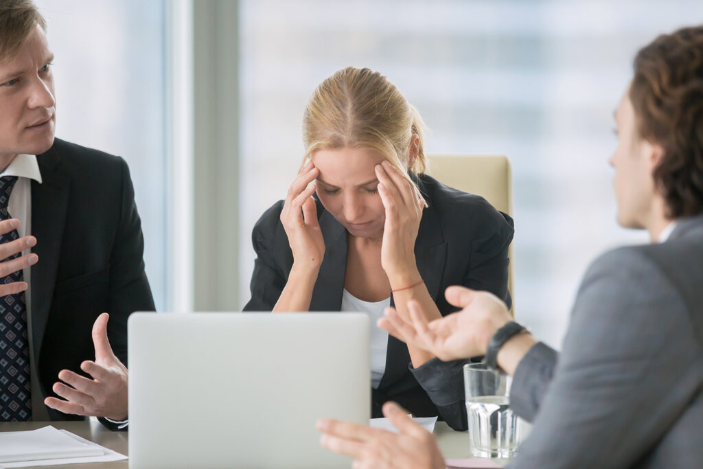 会社で月経痛に苦しむ女性