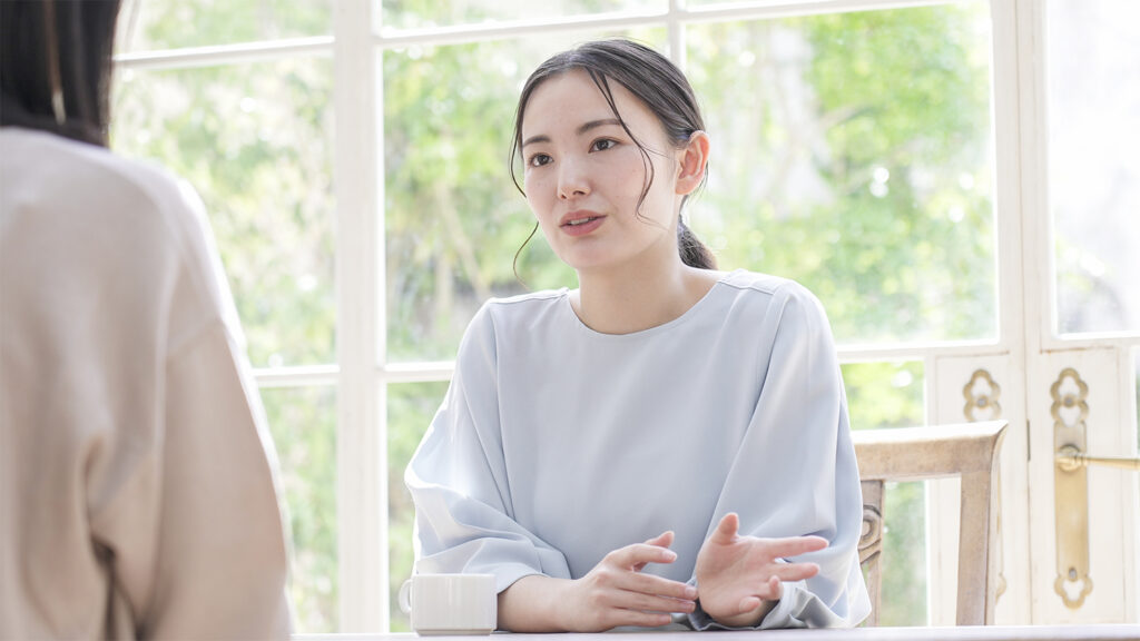 語る女性